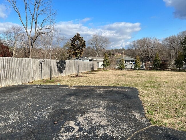 Building Photo - 2411 Chapman Dr
