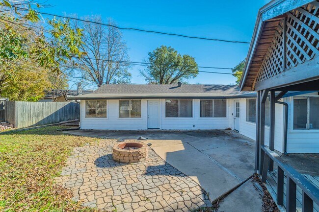 Building Photo - Newly Remodeled & Ready to Move In!