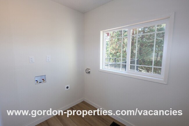 Building Photo - Saint Helens OR - upstairs flat 2 bedroom ...