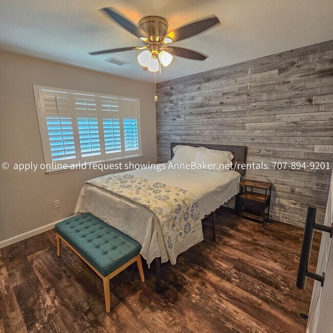 Building Photo - Exquisitely Updated Condo - Must See