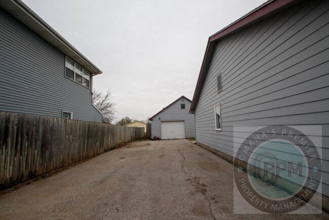 Building Photo - 2 Bed 1 Bath Home in Council Bluffs, IA