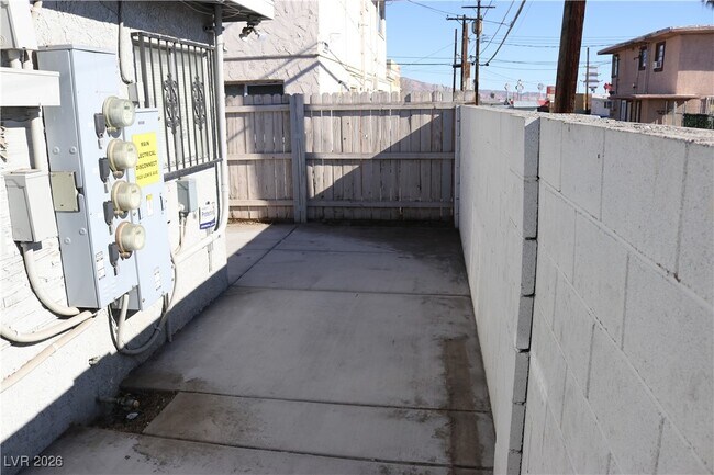 Building Photo - 1828 Lewis Ave