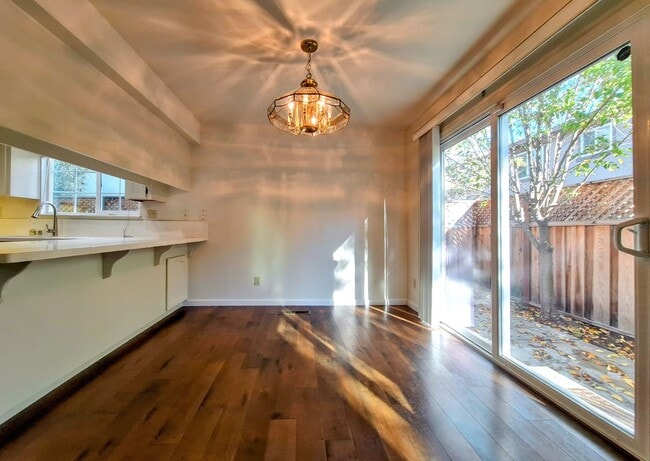 Building Photo - Beautiful Townhouse w/Laundry, Yard, Accepting Cats!