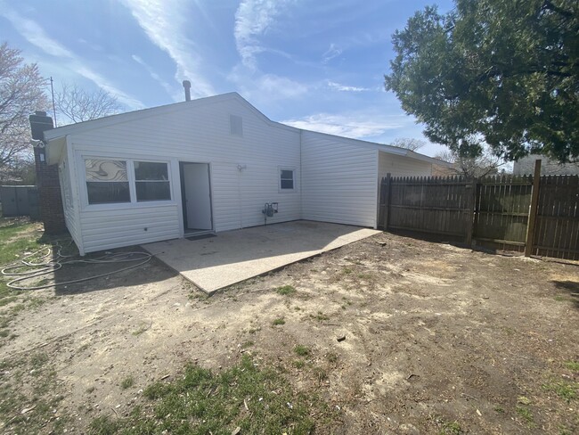 Building Photo - 37 Pershing Ln