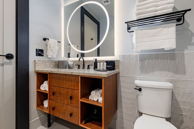 Building Photo - 1011 Canal St