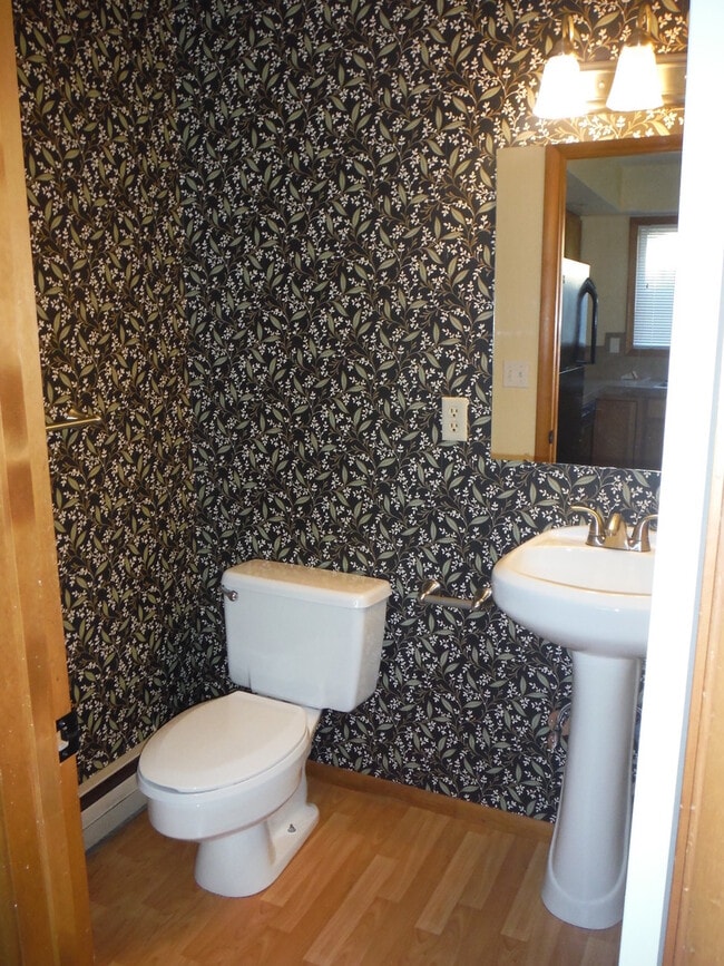Building Photo - Cute 3 Bedroom Condo w/ Bonus Room - Walki...