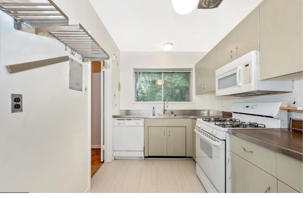 Building Photo - 10619 Montrose Ave