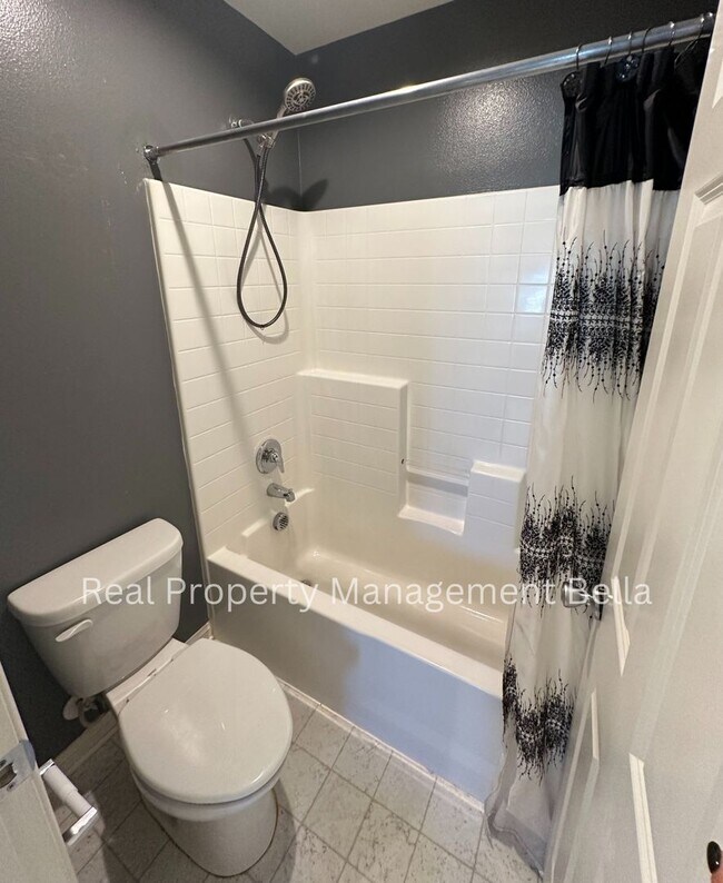 Building Photo - Cul-de-Sac Comfort + Space for Everyone