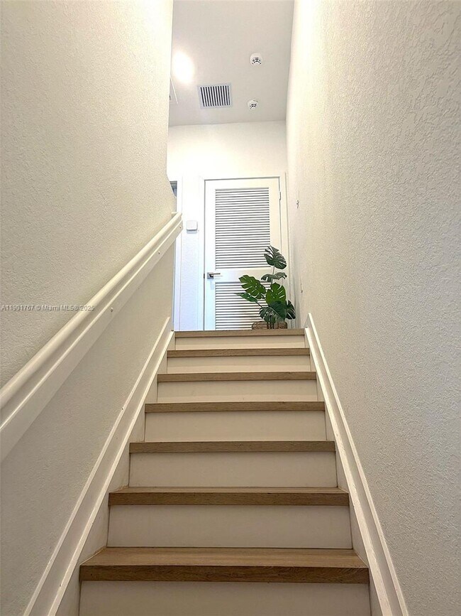 Building Photo - 476 NE 5th St