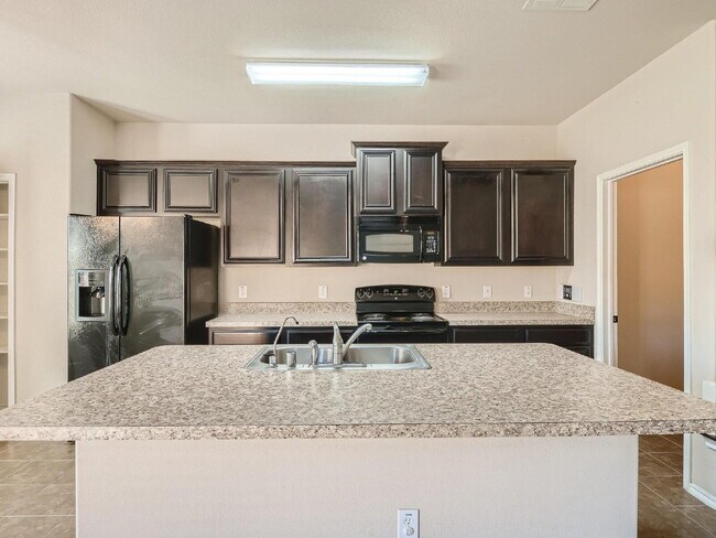 Building Photo - "Charming 3-Bed, 2-Bath Townhouse Retreat in Mesquite – Spacious 1586 Sq Ft on Woodshire Avenue!"...