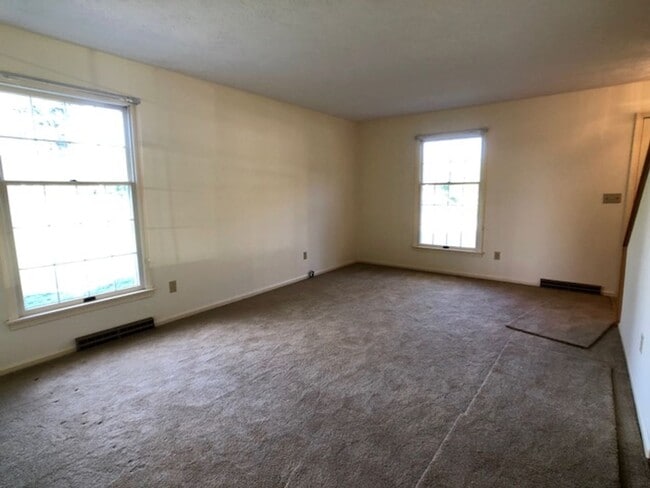 Building Photo - EXCEPTIONAL 2 Bedroom, 1 1/2 Bath Duplex Available!