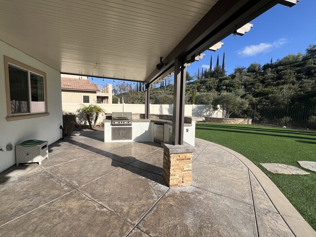 Outdoor kitchen with BBQ and refrigerator - 34189 Hourglass St