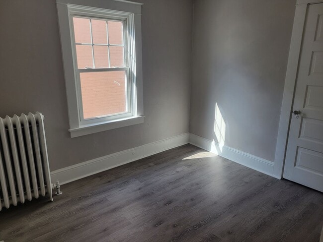 Building Photo - Spacious 4 bedroom House