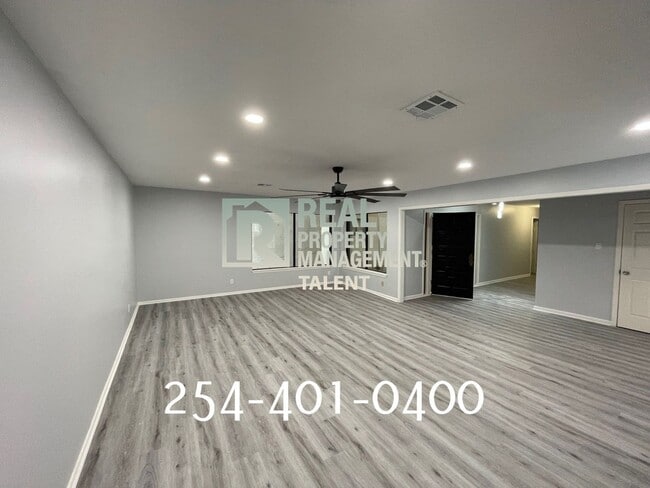 Building Photo - 111 Country Club Dr