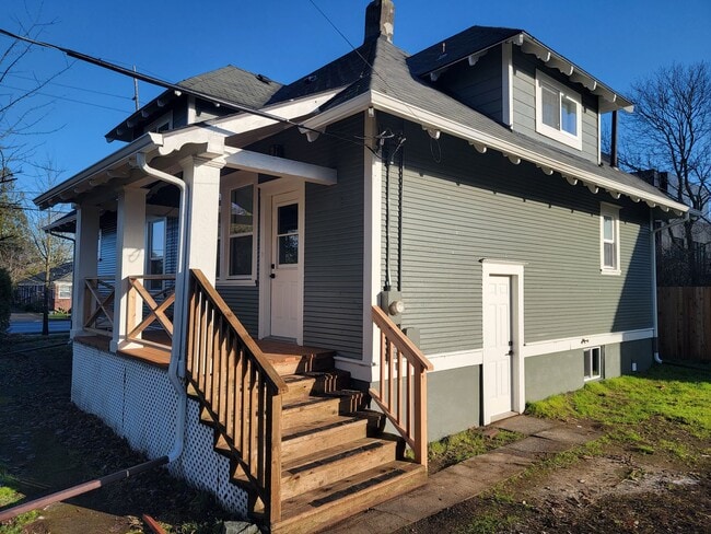 Building Photo - Don’t Miss This! Spacious 2 Bed, 2 Bath in North Portland