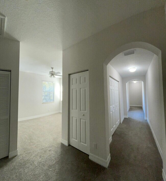 Building Photo - 909 NW 18th Ave