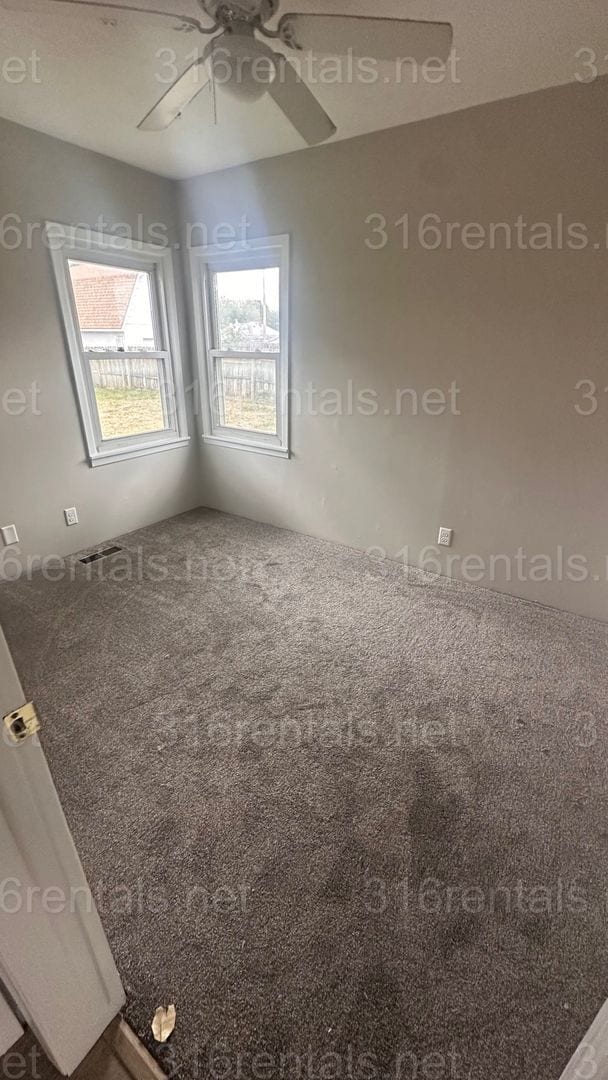 Building Photo - $1195 - 2 bed 1 bath w/ BONUS room and bas...