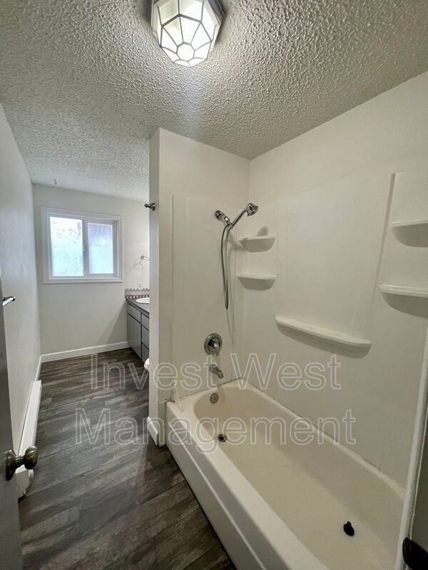 Building Photo - 1960 33 Avenue