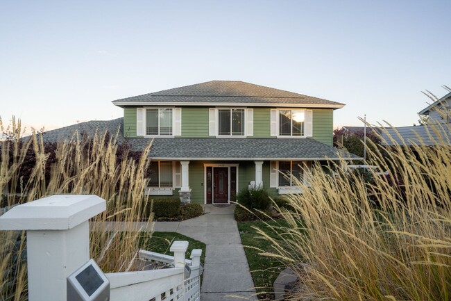 Building Photo - Stunning home on Awbrey Butte!