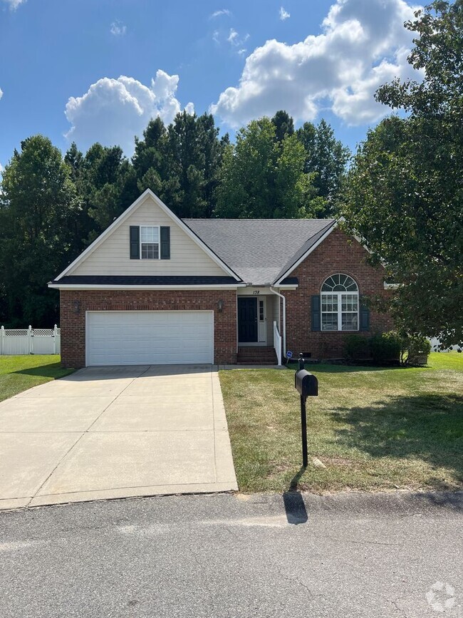 Building Photo - Charming 4 Bed, 3 Bath Home in Raeford