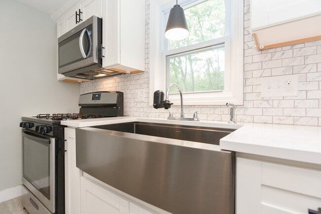 Building Photo - 8 Roberts Rd