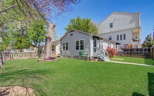 Building Photo - 1519 W 12th St