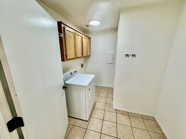 Building Photo - 1242 SW Elm Tree Rd