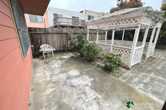 Building Photo - Spacious Six Bedroom, Three Bathroom Home ...
