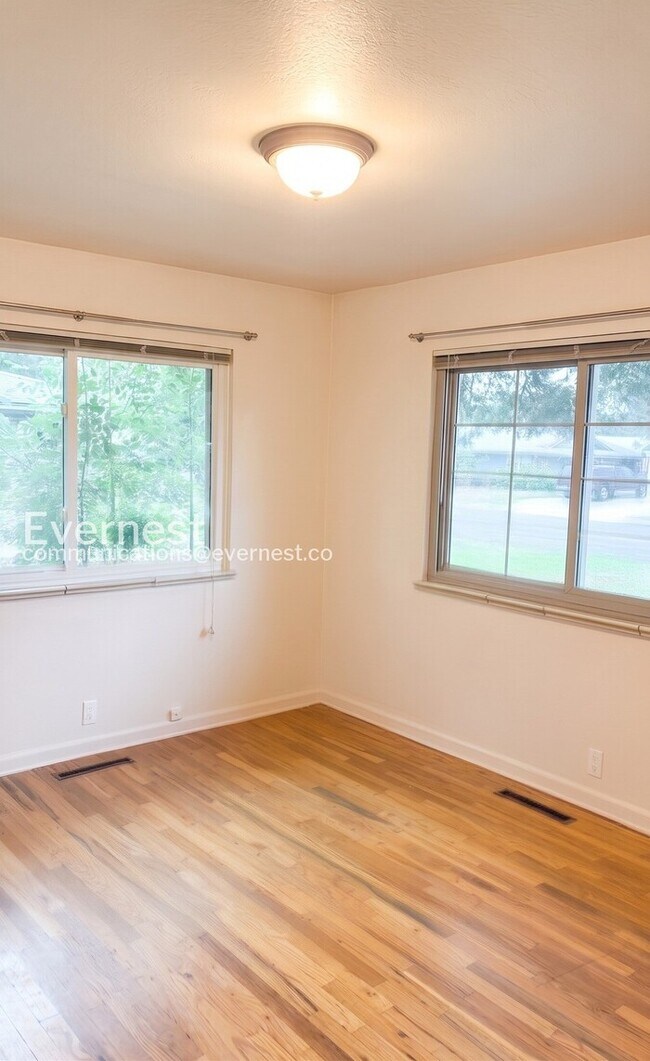Building Photo - 3 Bed, 1 Bath Home with Fenced Yard & Garage / Available Now!