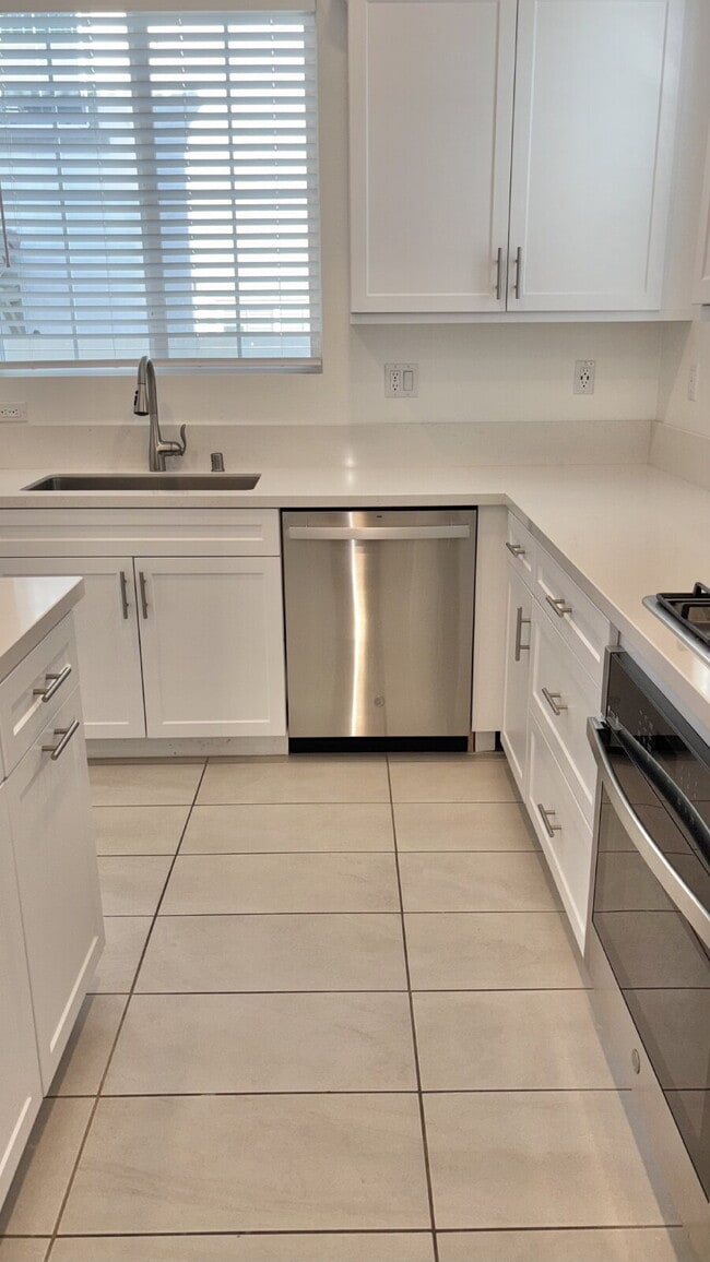 Building Photo - 4 Bedrooms Available University Park