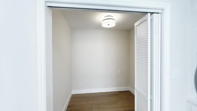 Building Photo - 1911 Easton Dr