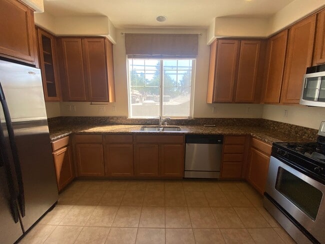 Building Photo - Newer Multi-Level Downtown Townhouse with Double Master Bedrooms