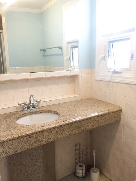 Building Photo - 1146 Cambridge St