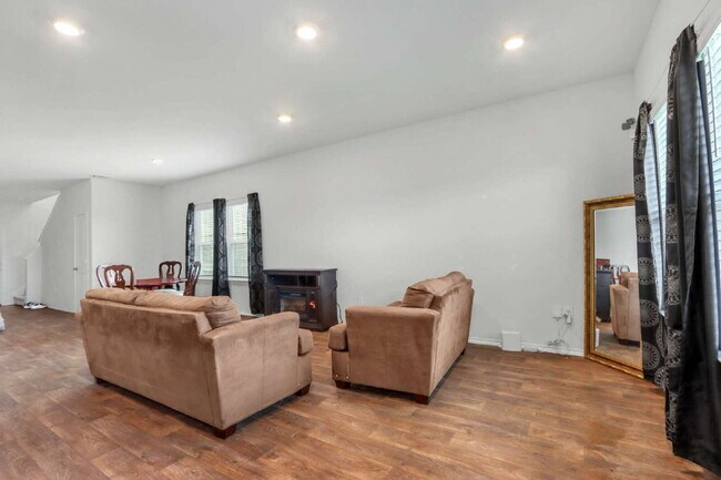 Building Photo - "Spacious 5-Bedroom San Antonio Gem with G...