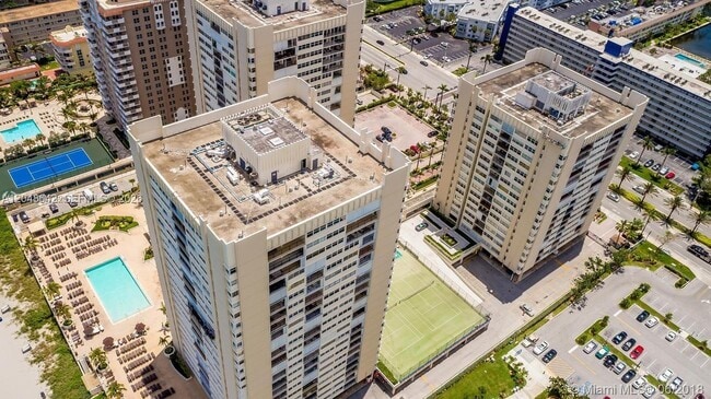 Building Photo - 1904 S Ocean Dr