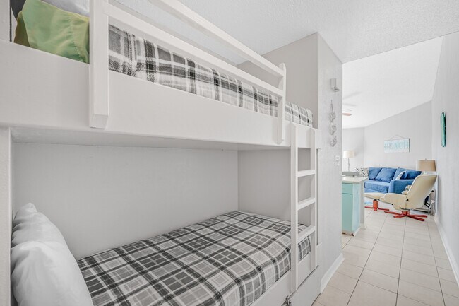 Building Photo - 2830 Scenic Gulf Dr