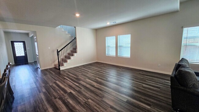 Building Photo - Spacious Ventana Home with all appliances!