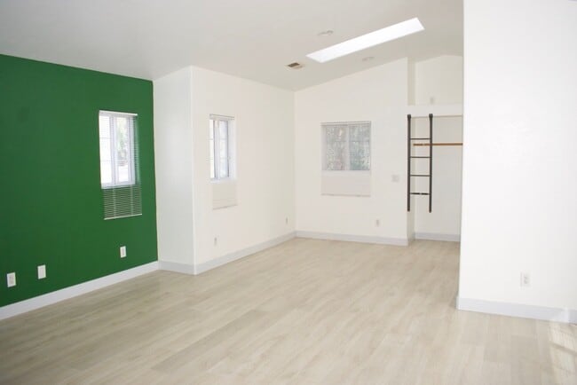 Building Photo - Charming 2-Story, 4 Bd 3 Ba Unit Near Downtown San Diego – 92113