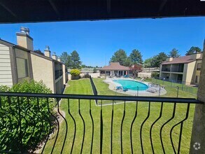 Building Photo - Upper Level Condo overlooking Pool and Clu...