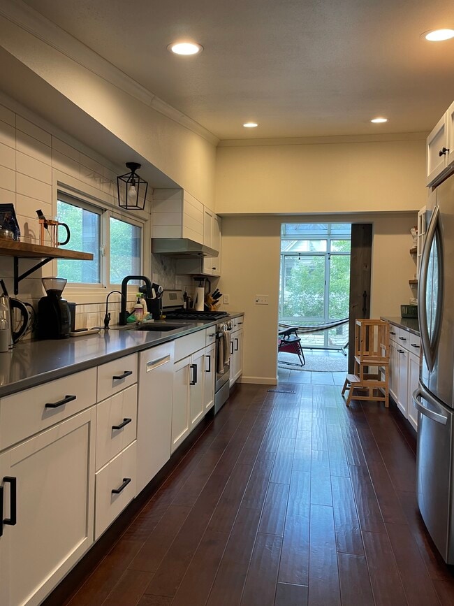 Building Photo - 1721 N High Point Rd