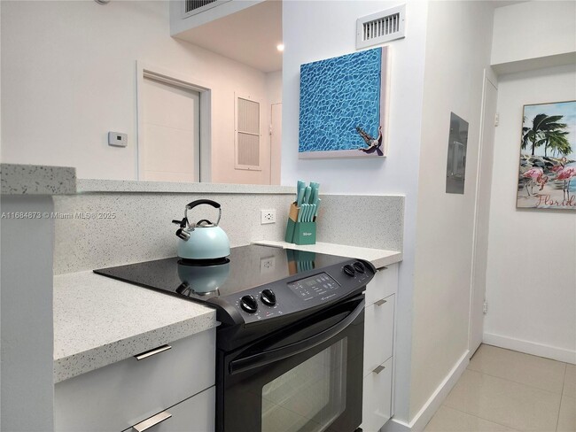 Building Photo - 3505 S Ocean Dr