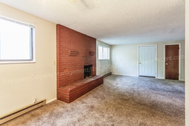 Building Photo - 915/917 Camelot Court