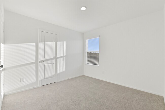 Building Photo - 253 Douglas Hls Dr