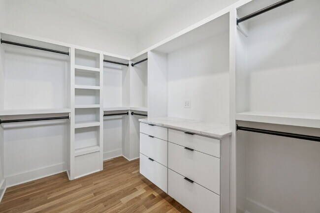 Building Photo - "Spacious 4-Bed, 4-Bath Gem in Nashville -...