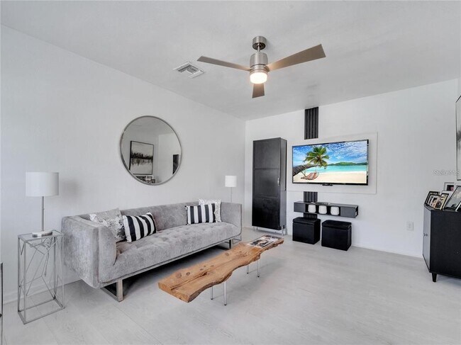 Building Photo - 4754 Lake Shore Dr