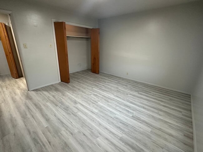 Building Photo - Near Local Restaurants and Shops with Private Screened Porch!