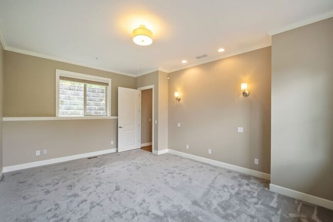 Building Photo - 307 NW Meridian Ridge Ct