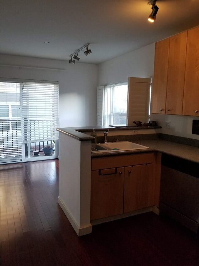 Building Photo - 809 Taylor Ave N