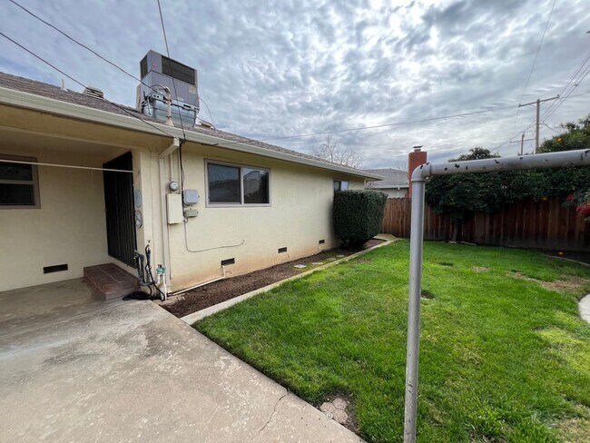 Building Photo - 723 S California St