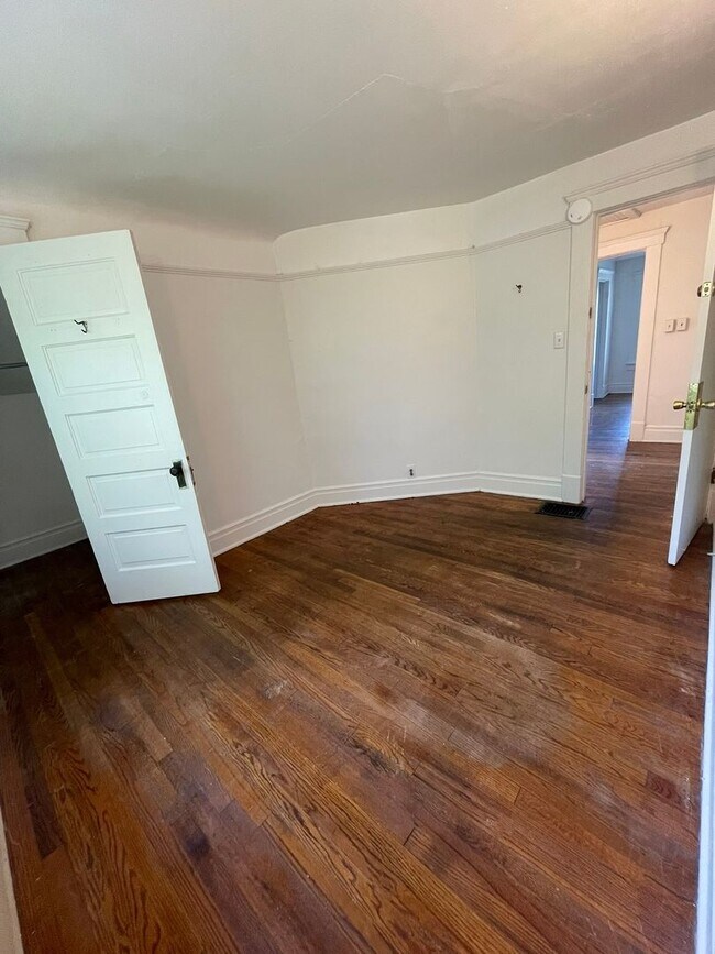 Building Photo - Spacious Home Near U-M | Enclosed Porch, In-Unit Laundry, & On-site Parking!